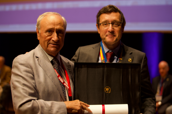 Doctor Guillen nombrado miembro merito SECOT