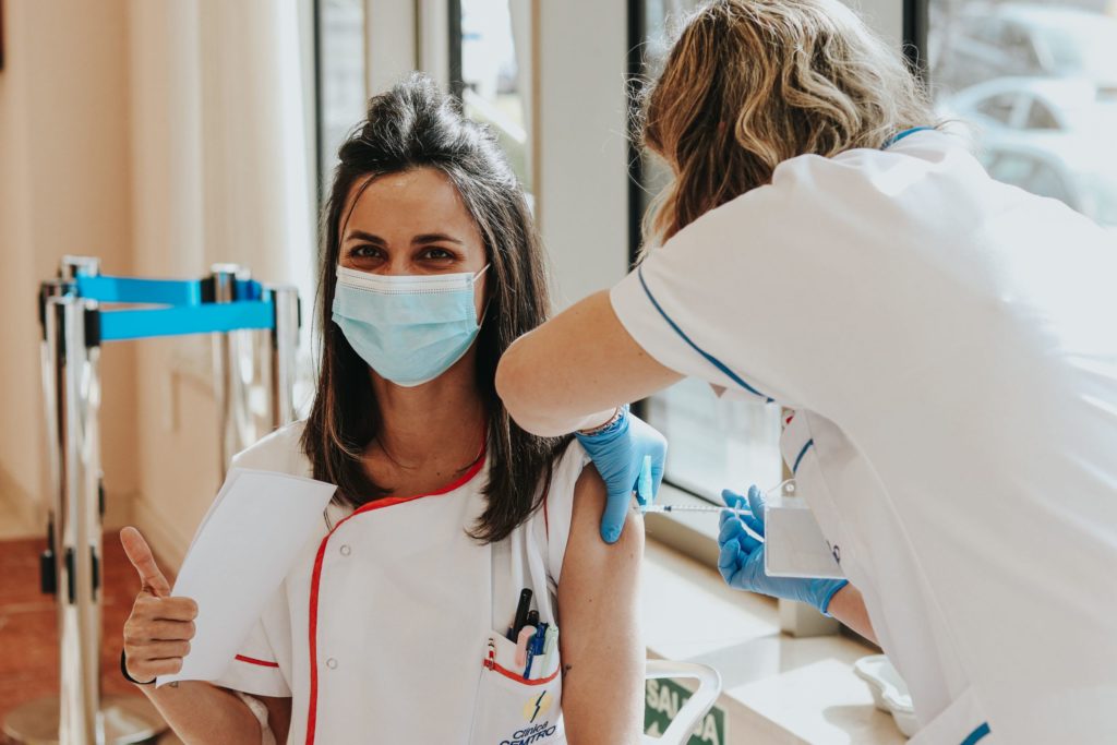 vacuna sanitarios covid cemtro campaña