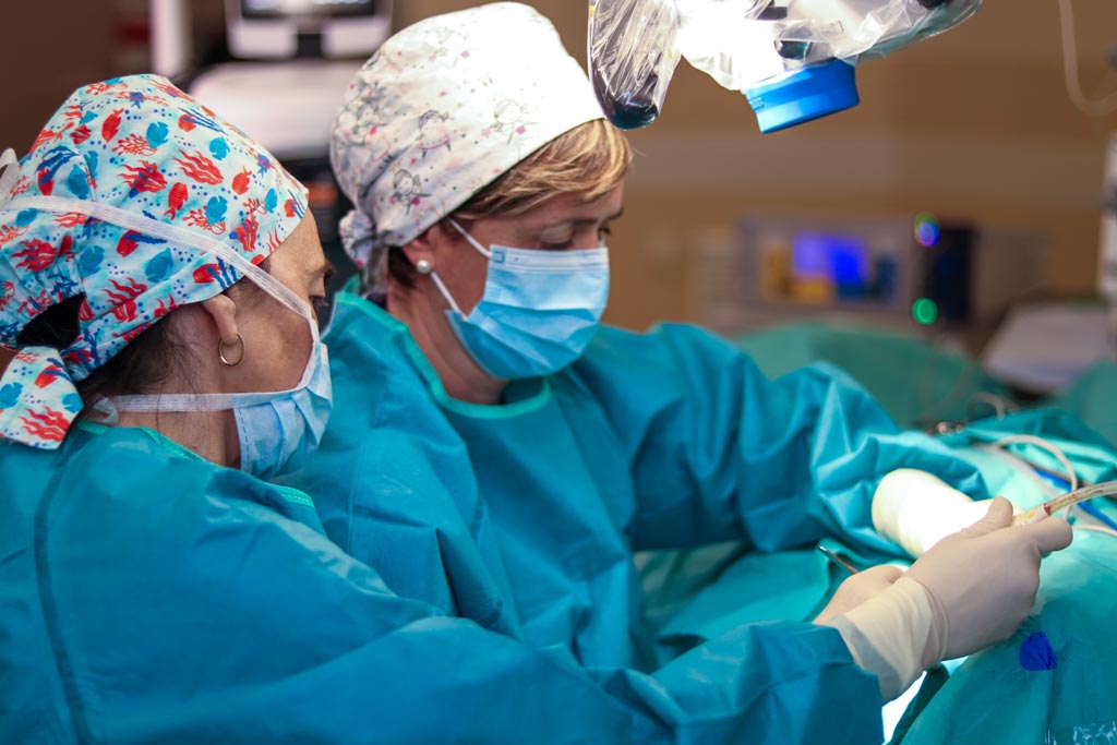 doctora calderon cirugia implante coclear